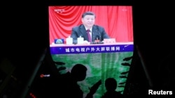 北京街頭巨型屏幕播放的中國領導人習近平參加中共19屆六中全會的圖像。 （2021年11月11日）