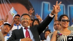Presiden Madagaskar Hery Rajaonarimampianina (tengah) dan istrinya Lalao, dalam sebuah kampanye di ibukota Antananarivo. (Foto: Dok)