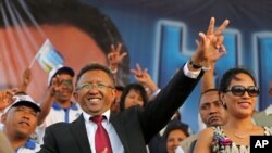 Le président Hery Rajaonarimampianina et son épouse Lalao lors d'un meeting électoral à Antananarivo, en octobre 2013.