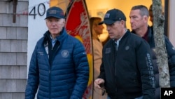 ARCHIVO - El presidente Joe Biden y su hijo Hunter Biden caminan por el centro de Nantucket Mass., el 29 de noviembre de 2024. 