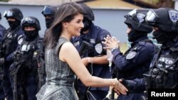 Nikki Haley, embajadora de EE.UU ante la ONU, saluda a los miembros de COBRAS. 
