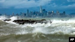 Las olas rompen en los arrecifes en Alameda, California, con el contorno de la ciudad de San Francisco al fondo el 4 de febrero de 2024.