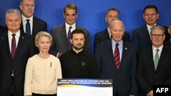 Президент США Джо Байден поруч із президентом України Володимиром Зеленським, президенткою Європейської комісії Урсулою фон дер Ляєн та британським прем’єром Кейром Стармером під час заходу на підтримку повоєнної реконструкції України. Нью-Йорк, 25 вересня 2024 р. (Фото AFP)