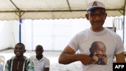 Michel Gbagbo, fils de l'ancien président ivoirien Laurent Gbagbo, porte un t-shirt avec la photo de son père lors d'une commémoration de son arrestation par les forces pro-Ouattara, Abidjan, le 11 avril 2017.