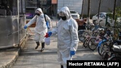 Un equipo de emergencia de salud desinfecta el área en Wuhan, China, donde se presume surgió el coronavirus.