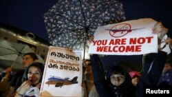 Протест в Тбилиси против возобновления авиарейсов между Россией и Грузией.