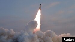 Sebuah peluru kendali taktis diluncurkan, menurut media pemerintah, di sebuah lokasi yang dirahasiakan di Korea Utara. (Foto: KCNA via Reuters)