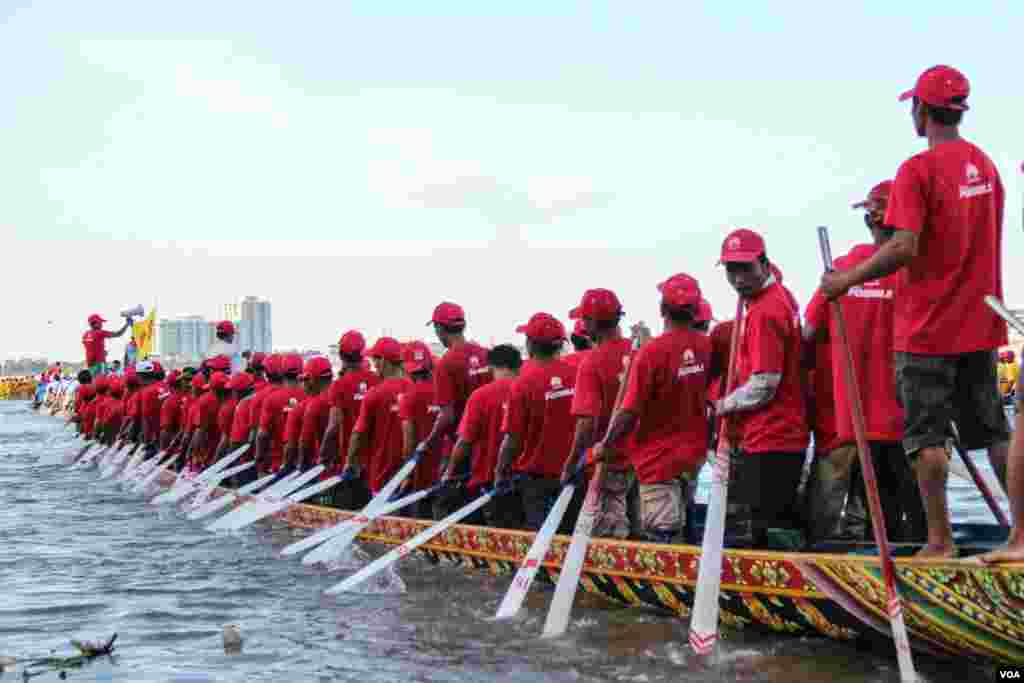 One of more than 200 boats competing in the 2014 Water Festival. (Nov Povleakhena/VOA Khmer)