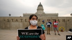 Brenda Milian participa en la Marcha por el Ingreso Básico 2020, en el Capitolio del estado de Utah, el sábado 19 de septiembre de 2020.