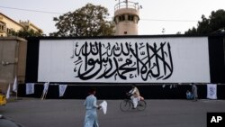 AQShning Kobuldagi elchixonasi tashqarisida chizilgan Tolibon bayrog'i