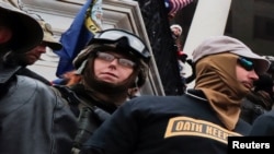 ARHIVA - Članovi paravojne grupe Čuvari zakletve stoje među pristalicama predsjednika Trumpa za vrijeme protesta zbog izbornih rezultata, 6. januara 2021.