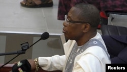 L'ancien président guinéen Moussa Dadis Camara, accusé d'être responsable du massacre et du viol massif de manifestants pro-démocratie en 2009 par des forces liées à une ancienne junte militaire, lors de son procès à Conakry, en Guinée, le 28 septembre 2022.