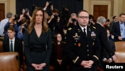 Jennifer Williams, penasihat Wakil Presiden Mike Pence untuk Eropa dan Rusia dan Kolonel Alexander Vindman dari Dewan Keamanan Nasional dalam sidang dengar pendapat penyelidikan pemakzulan Presiden Donald Trump di Capitol Hill, Washington, 19 November 2019.