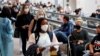Miembros del equipo de gimnasia de EE. UU., Incluida Simone Biles, llegan al Aeropuerto Internacional de Narita antes de los Juegos Olímpicos de Tokio 2020, en Narita, al este de Tokio, Japón, el 15 de julio de 2021.