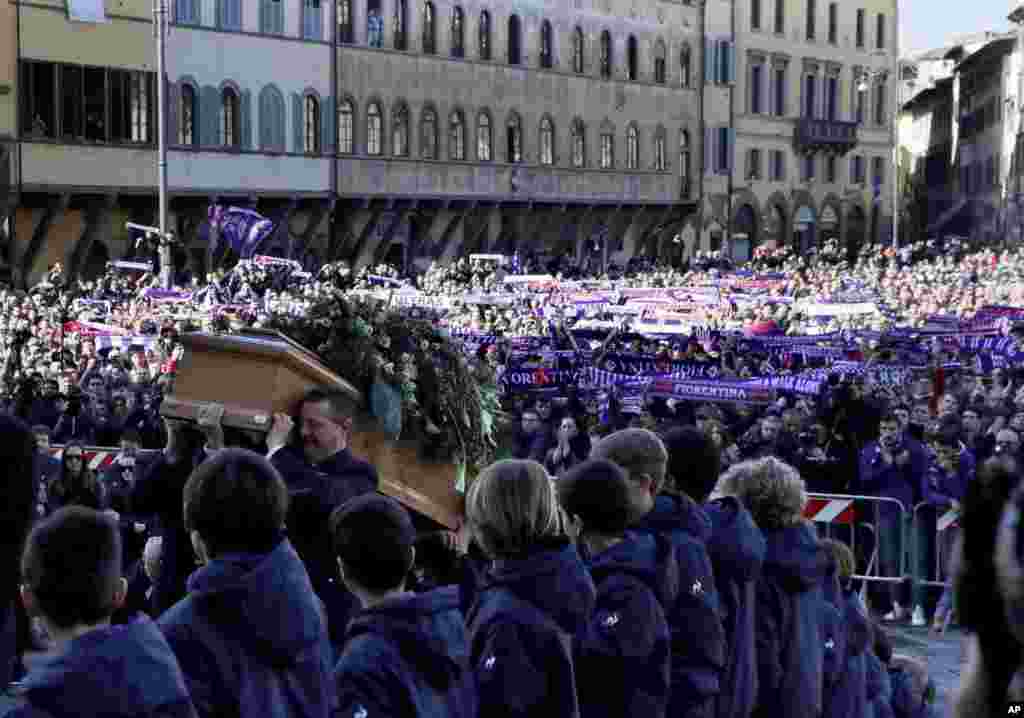 Ana shiga da gawar Davide Astori inda aka yi masa addu'ar jana'iza a Florence, Italiya, Alhamis 8 Maris 2018. An tsinci gawar kyaftin din na Fiorentina a dakinsa na hotel din da suka sauka don wasa da Udinese, kuma ana jin cewa zuciyarsa ce ta daina bugawa. (AP Photo/Alessandra Tarantino)