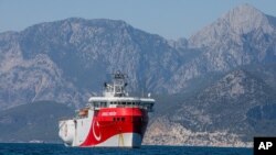 Kapal penjelajah Turki, Oruc Reis, berlabuh di Mediterania, di lepas pantai Antalya, Turki, 24 Juli 2020. (Foto: dok).