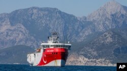 Kapal penjelajah Turki, Oruc Reis, berlabuh di Mediterania, di lepas pantai Antalya, Turki, 24 Juli 2020.(Foto: dok).