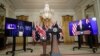 Presidenti Biden duke folur gjatë takimit virtual me kryeministrat e Britanisë dhe Australisë (15 shtator 2021)