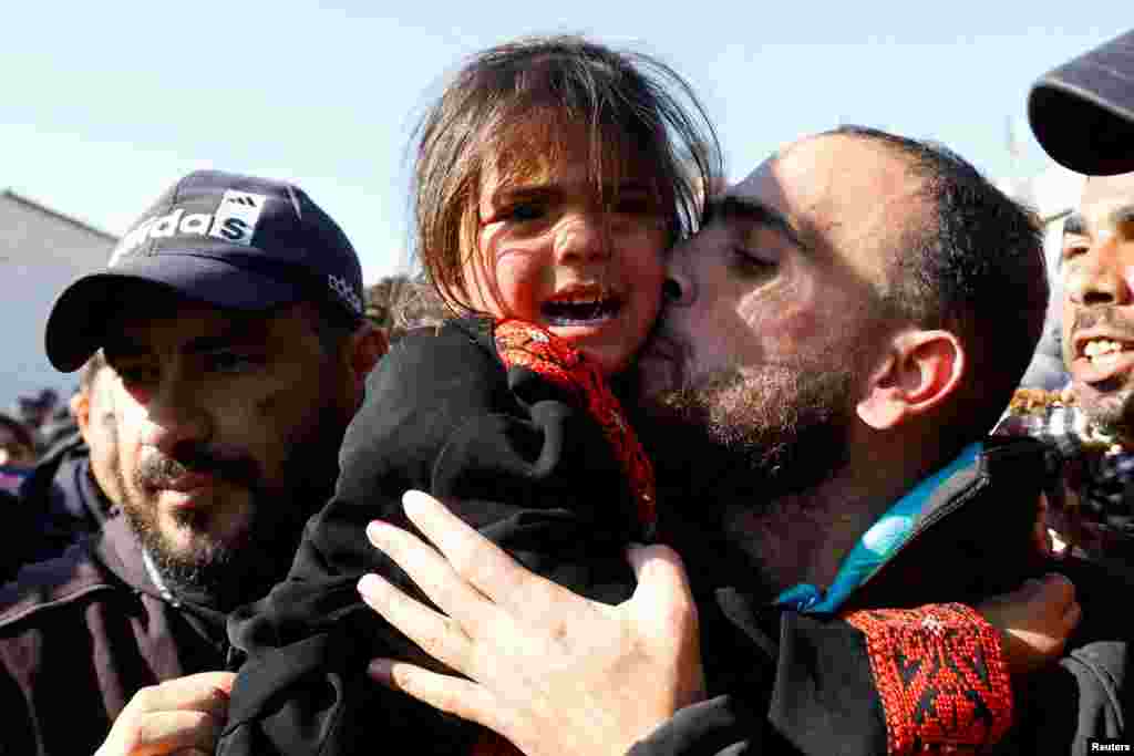 یو فلسطینی بندي چې د اسرائیل او حماس ترمنځ د یرغمل او بندیانو د خوشې کیدو په شپږم پړاو کې د اسرائیل له زندان څخه ازاد شوی، خپله لور یې په غیږ کې نیولی. 