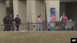 Los servicios de emergencia cercanos a la Estación Base Naval en Pensacola, Florida, asisten el viernes 6 de diciembre de 2019 a vícitmas de tiroteo.