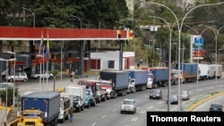 Camiones de remolque se alinean a lo largo de una avenida para llenar sus tanques en una estación de servicio en medio de la escasez de diesel, en Caracas, Venezuela. Marzo 5, 2021. Foto: Reuters.