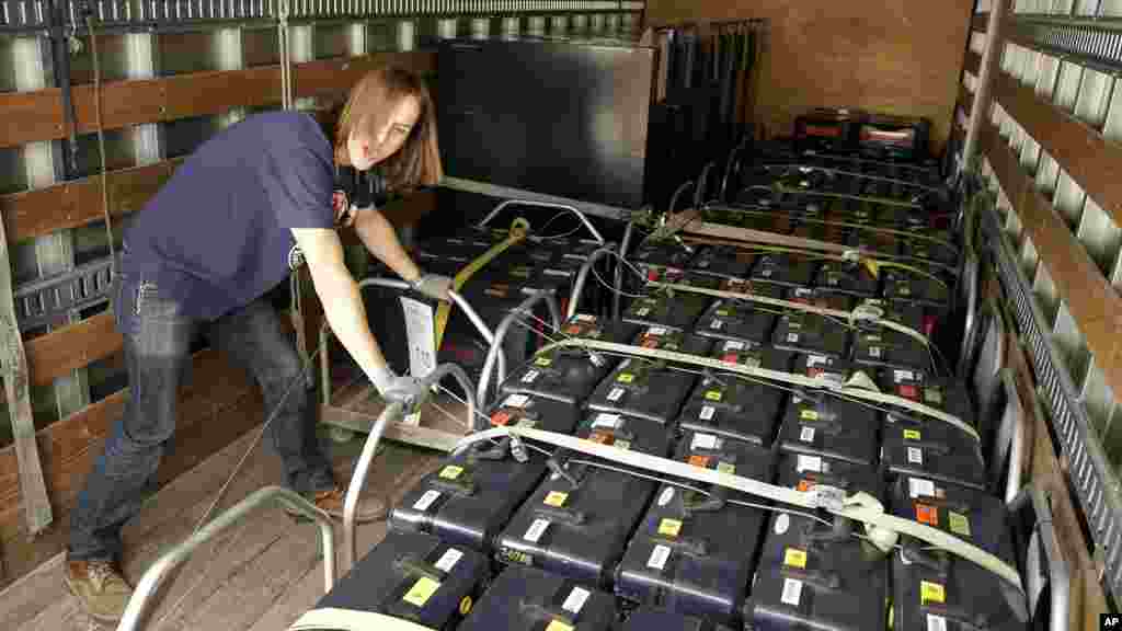 Un agent électoral comté du Clark, Bradley Kryst, charge les machines à voter sur un camion à l’entrepôt du comté Clark, lundi 3 novembre 2014, à North Las Vegas, au Nevada. Les machines seront utilisées pour les élections de mi-mandat mardi. (AP Photo / John Locher)