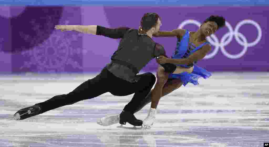 2018年2月9日在韩国江陵举行的2018年冬季奥运会上,法国的Vanessa James和Morgan Cipres 参加双人滑项目。他们选择了20世纪60年代的西蒙与加芬克尔(Paul Simon和Art Garfunkel)的著名歌曲《寂静之声》作为伴奏,但不是这个大名鼎鼎的民谣二重唱组合的版本,而是美国摇滚乐队Disturbed的重金属音乐风格的版本。