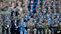 美中軍官合影 （美國之音）