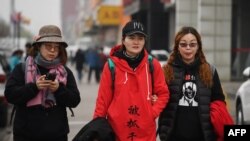 被拘留維權律師王全璋的妻子李文祖（中）和維權律師李和平的妻子王峭岭等人2018年4月5日在北京郊區行走。
