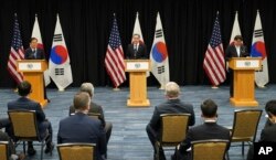 토니 블링컨(가운데) 미 국무장관과 정의용(왼쪽) 한국 외교장관, 하야시 요시마사 일본 외무상이 12일 하와이 호놀룰루에서 회담후 공동회견하고 있다.
