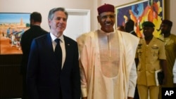 Le 26 juillet, les militaires avaient déposé et détenu le président élu, Mohamed Bazoum, ici avec Anthony Blinken, le secrétaire d'État américain.