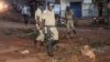 Des policiers anti-émeutes patrouillent après avoir dispersé des manifestants à Kampala, Ouganda, 17 octobre 2017.
