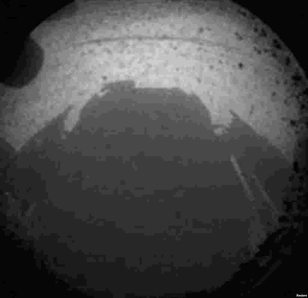NASAning "Curiosity" moslamasi jo'natgan ilk tasvirlardan biri, 5-avgust, 2012-yil.