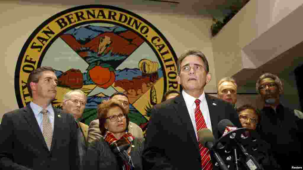 Carey Davis, le maire San Bernardino, au centre, parle aux journalistes après une réunion du conseil municipal d'urgence sur la fusillade, San Bernardino, Californie, 2 décembre 2015. 