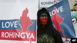 Dalam foto tertanggal 26-7-2012 ini pengunjak rasa di Jakarta melakukan demonstrasi untuk mengakhiri kekerasan terhadap etnis Rohingya di Burma. Presiden SBY direncakan mengunjungi Burma Selasa depan.