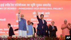 លោក​នាយក​រដ្ឋមន្ត្រី​ជប៉ុន Shinzo Abe (រូប​ស្តាំ) និង​លោក​នាយក​រដ្ឋមន្ត្រី Narendra Modi បក់​ដៃ​នៅ​ក្នុង​ពិធី​បើក​ការដ្ឋាន​សម្រាប់​គម្រោង​ផ្លូវ​រថភ្លើង​ល្បឿន​លឿនមួយ​នៅ​ក្នុង​ក្រុង Ahmadabad ប្រទេស​ឥណ្ឌា​ កាលពី​ថ្ងៃទី១៤ ខែកញ្ញា ឆ្នាំ២០១៧។