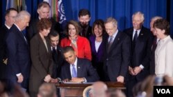 El presidente Obama manifestó su orgullo por firmar la ley que anula una normativa de hace 17 años.