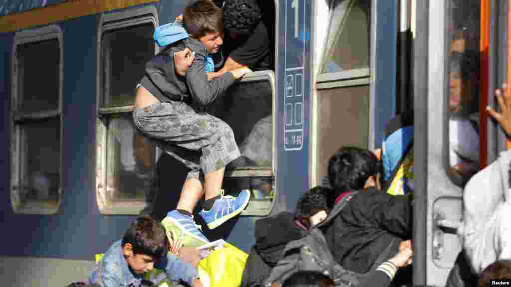 'Yan Ci Rani Suna Kokarin Shiga Jirgin Kasa a Tashar Jirgin Kasar Keleti a Budapest Satumba 3, 2015. 