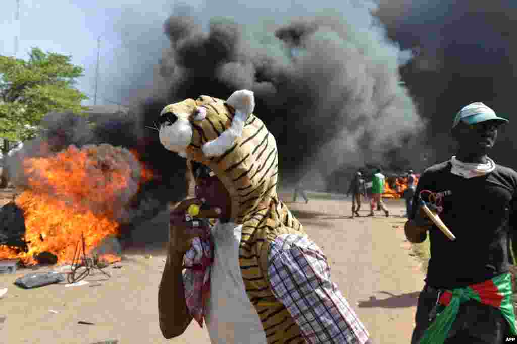 G'arbiy Afrikadagi davlat, Burkina Fasoda prezident Bleyz Kompraore 27 yillik boshqaruvdan keyin ishdan ketdi. Mamlakatda o'n minglab odamlar namoyishga chiqib, rahbarning iste'fosini talab qilayotgan edi.