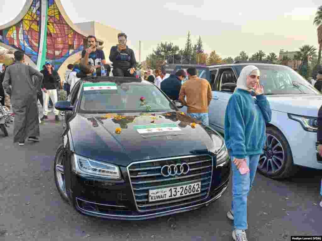 Başkent Şam'ın merkezindeki meydanlarda ve ana caddelerde insanlar gruplar halinde Esat’ın devrilmesini kutluyor