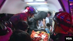 FILE - Paramedics treat a person injured by a bomb blast in central Bangkok, Thailand, Aug. 17, 2015. (Photo: Zinlet Aung for VOA)