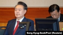 资料照片: 2025年2月20日韩国被弹劾的总统尹锡烈在韩国首尔宪法法院出席因其短暂实施戒严而遭弹劾的审判。
