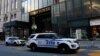 Des véhicules de la police new-yorkaise montent la garde devant la Trump Tower, résidence de l'ancien président américain à New York, le 27 mars 2023.