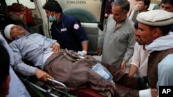 Un blessé est transporté dans une ambulance à la suite d'une attaque meurtrière à l'extérieur du ministère de la Réhabilitation et du Développement rural à Kaboul, en Afghanistan, le 15 juillet 2018.