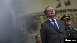 El presidente de Colombia, Gustavo Petro, asiste a la ceremonia del nuevo comandante del ejército nacional colombiano, el General de División Luis Emilio Cardozo (no en la foto), en la Escuela Militar de Cadetes José María Córdova en Bogotá, Colombia, el 31 de mayo de 2024.