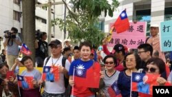 高雄市長韓國瑜的支持者“韓粉”在國民黨總部門前為韓國瑜吶喊助威。 （2019年7月15日，美國之音林楓拍攝）
