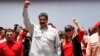 Le président vénézuélien Nicolas Maduro accueille ses partisans à côté de son épouse Cilia Flores lors d'un rassemblement à Charallave, au Venezuela, le 15 mai 2018.