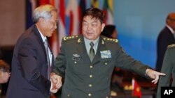 中国国防部长常万全和新加坡防长黄永宏握手（2015年11月4日）