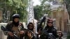 Combatientes talibanes muestran su bandera mientras patrullan en Kabul, Afganistán, el jueves 19 de agosto de 2021.