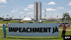Un grupo de manifestantes protesta frente al Congreso de Brasil, en Brasilia, reclamando la destitución del presidente Jair Bolsonaro, el 23 de enero de 2021.